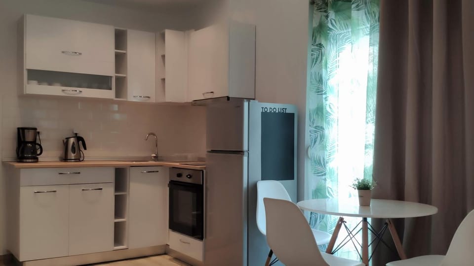 Coffee/tea facilities, Kitchen or kitchenette, Dining area