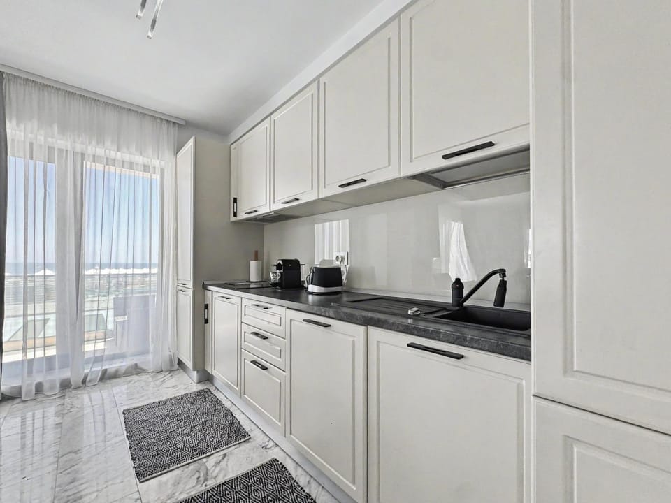 Coffee/tea facilities, Kitchen or kitchenette, stove