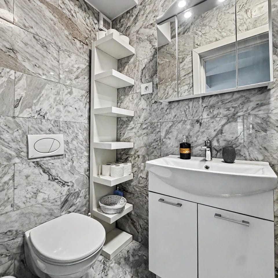 Shower, Toilet, Bathroom, bidet, towels
