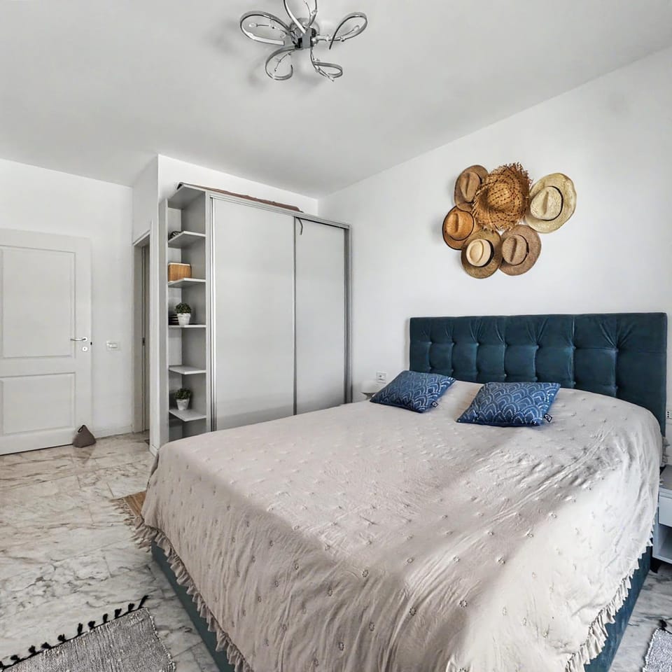 Bed, Photo of the whole room, Bedroom, fireplace, wardrobe