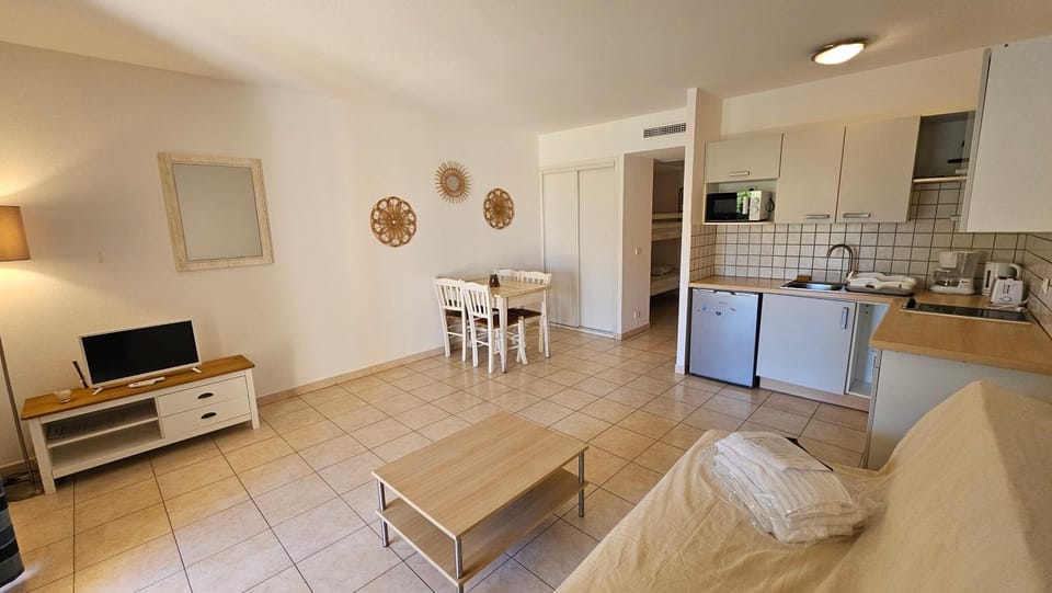 Kitchen or kitchenette, Living room