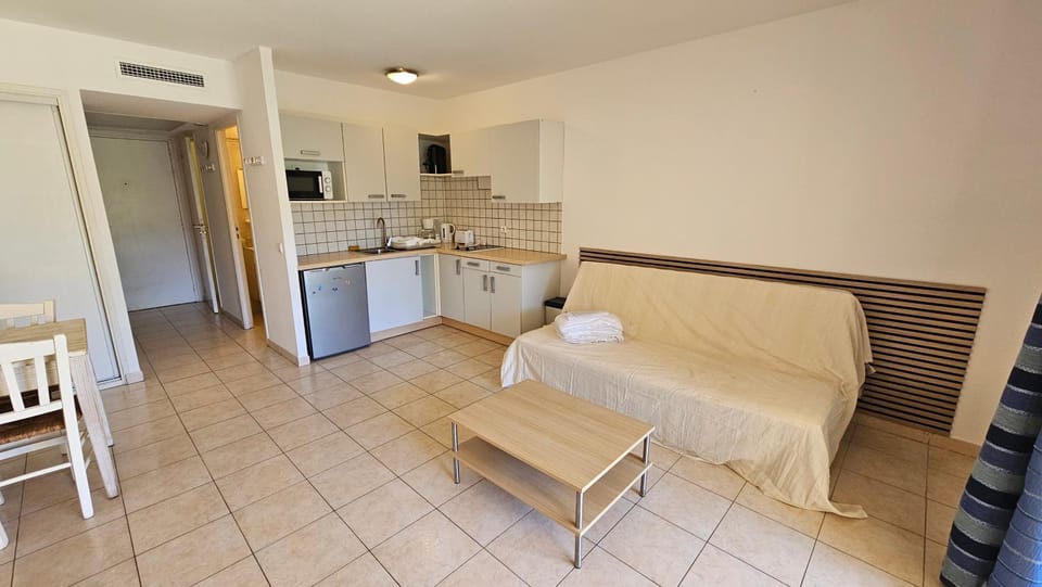 Bed, Kitchen or kitchenette
