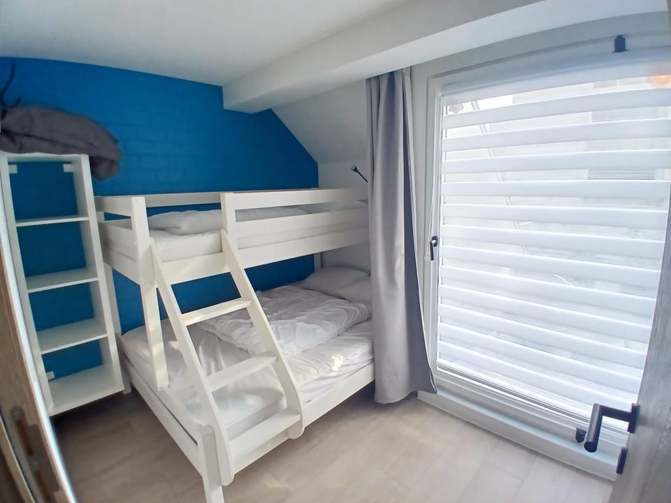 Bedroom, bunk bed