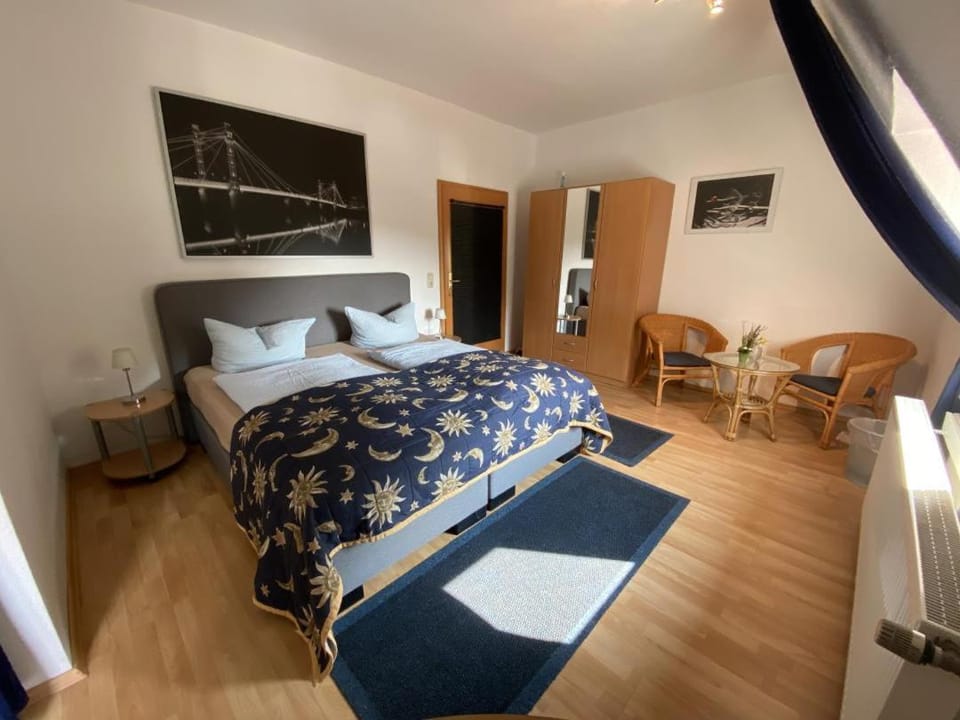 Bed, TV and multimedia, Bedroom