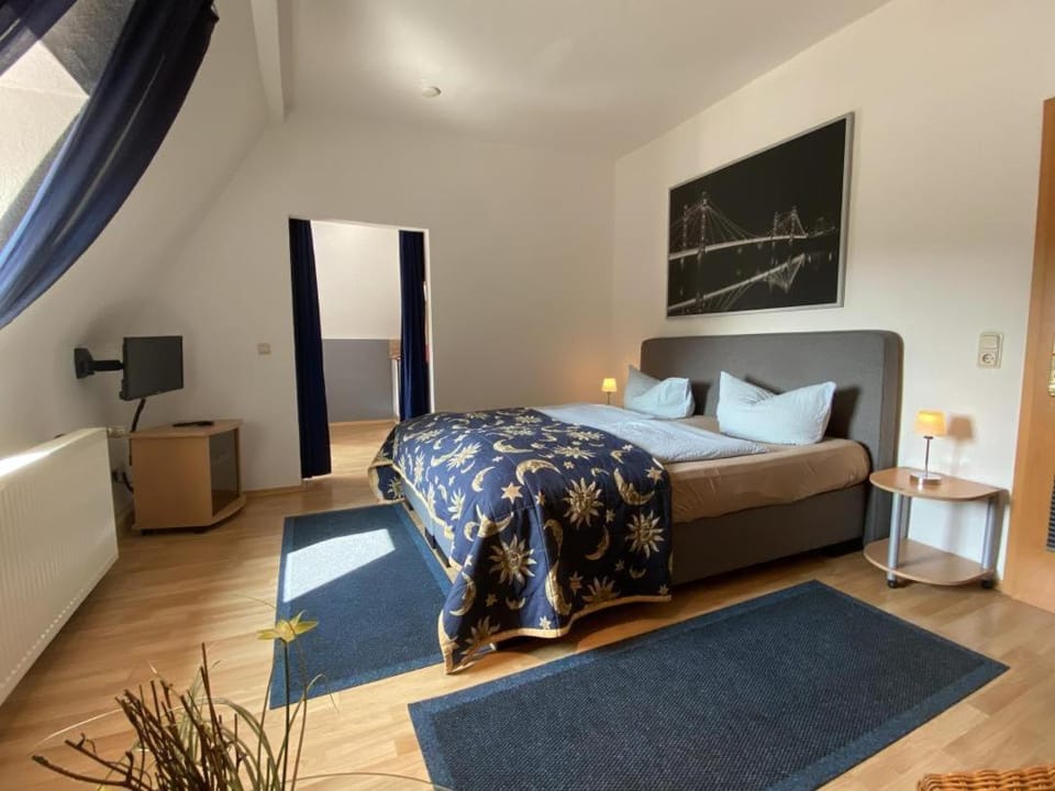 Bed, TV and multimedia, Bedroom