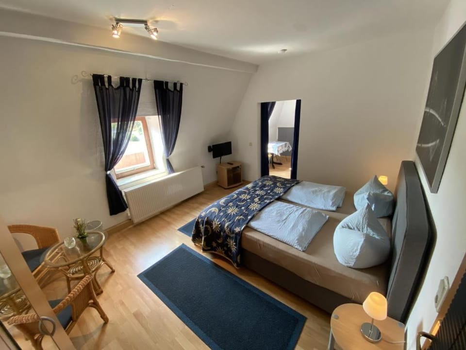 Bed, TV and multimedia, Seating area, Bedroom
