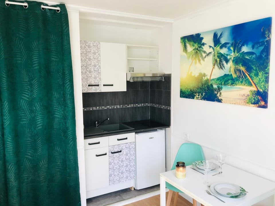 Kitchen or kitchenette, stove