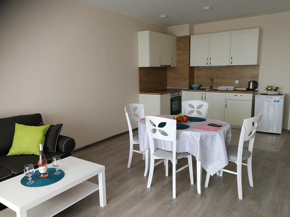 Kitchen or kitchenette, Dining area
