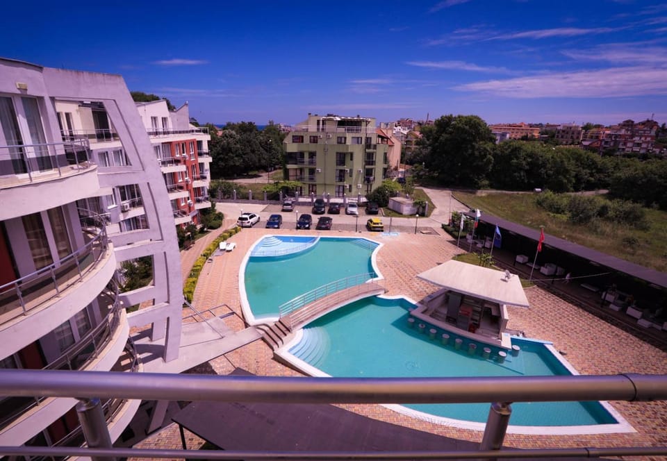 View (from property/room), Balcony/Terrace, Pool view, Sea view, Swimming pool, sunbed