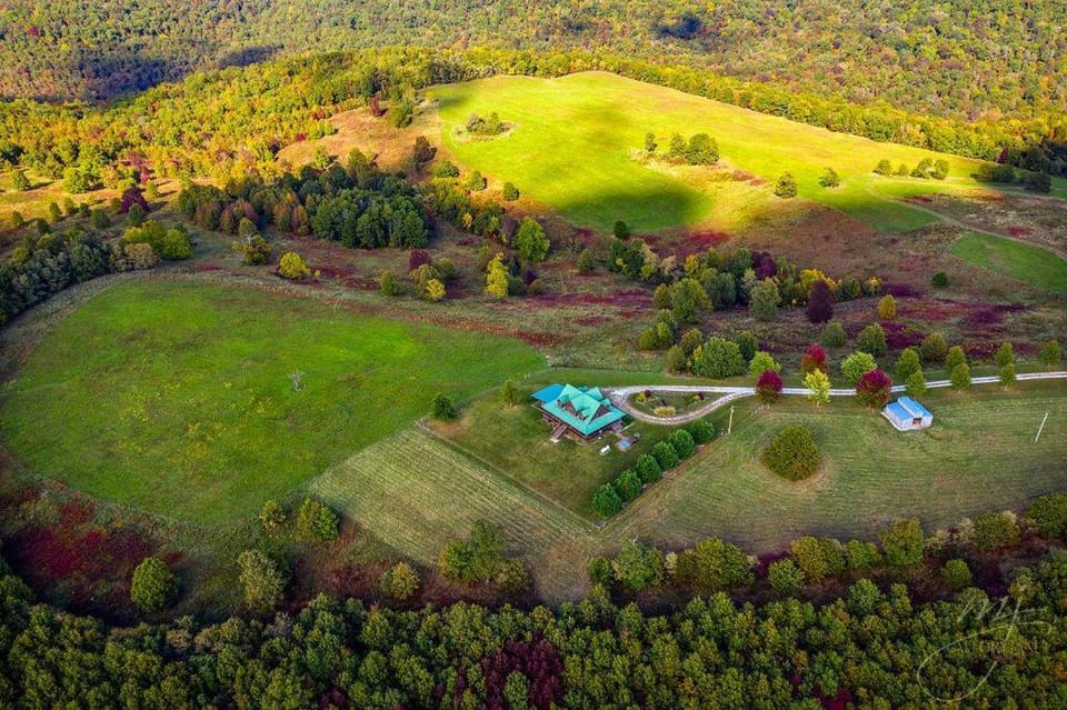 Lodge at OZK Ranch- Incredible mountaintop cabin with hot tub and views Cabin in Buffalo River