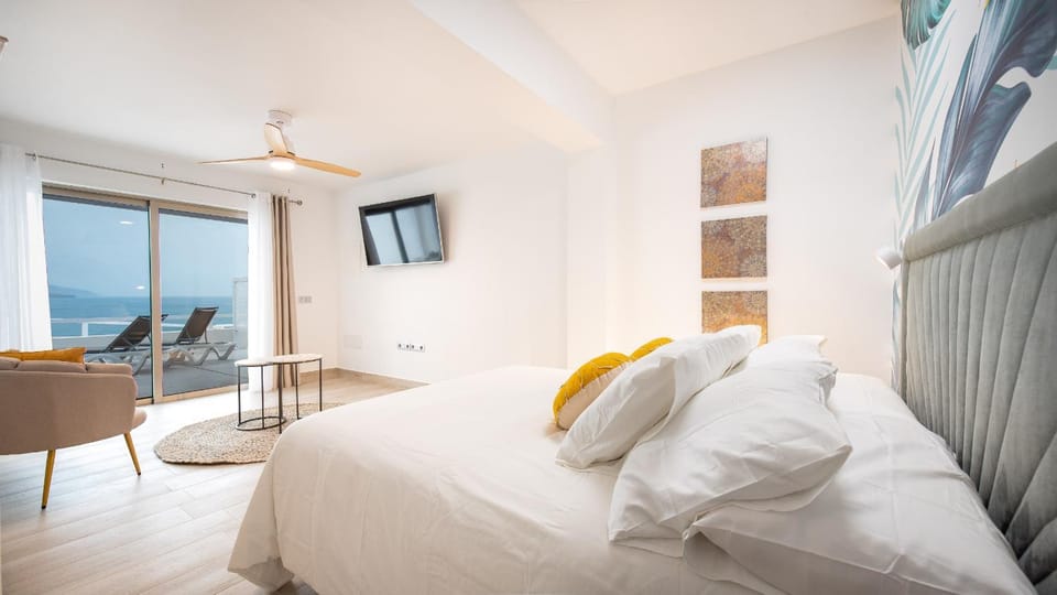Photo of the whole room, Sea view