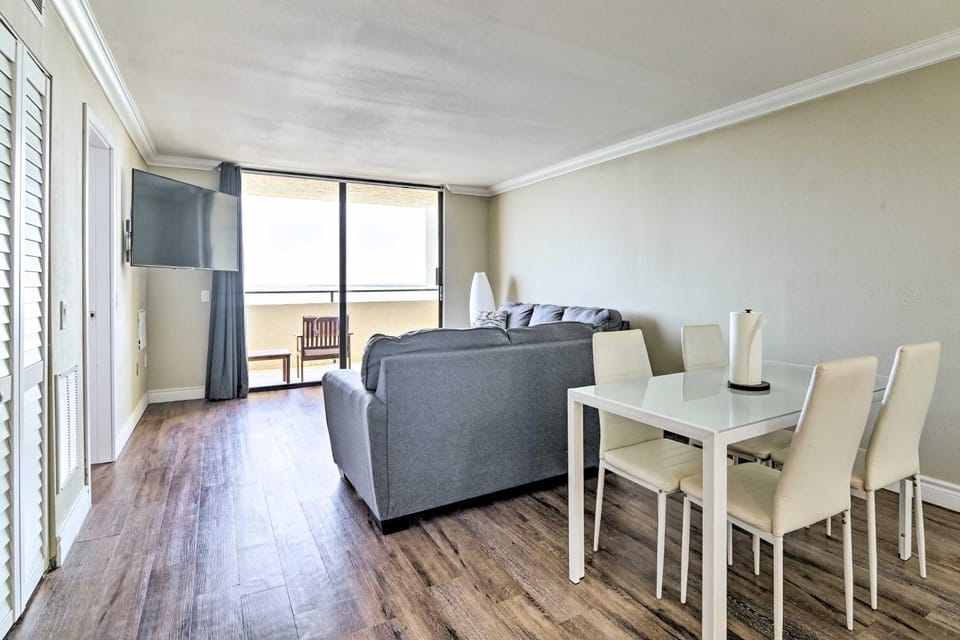 Waterfront Condo: Resort Pool, Tennis & Beach House in Hudson