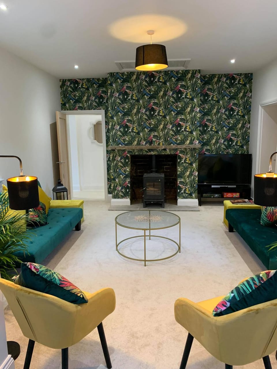 Property building, TV and multimedia, Living room, Lounge or bar