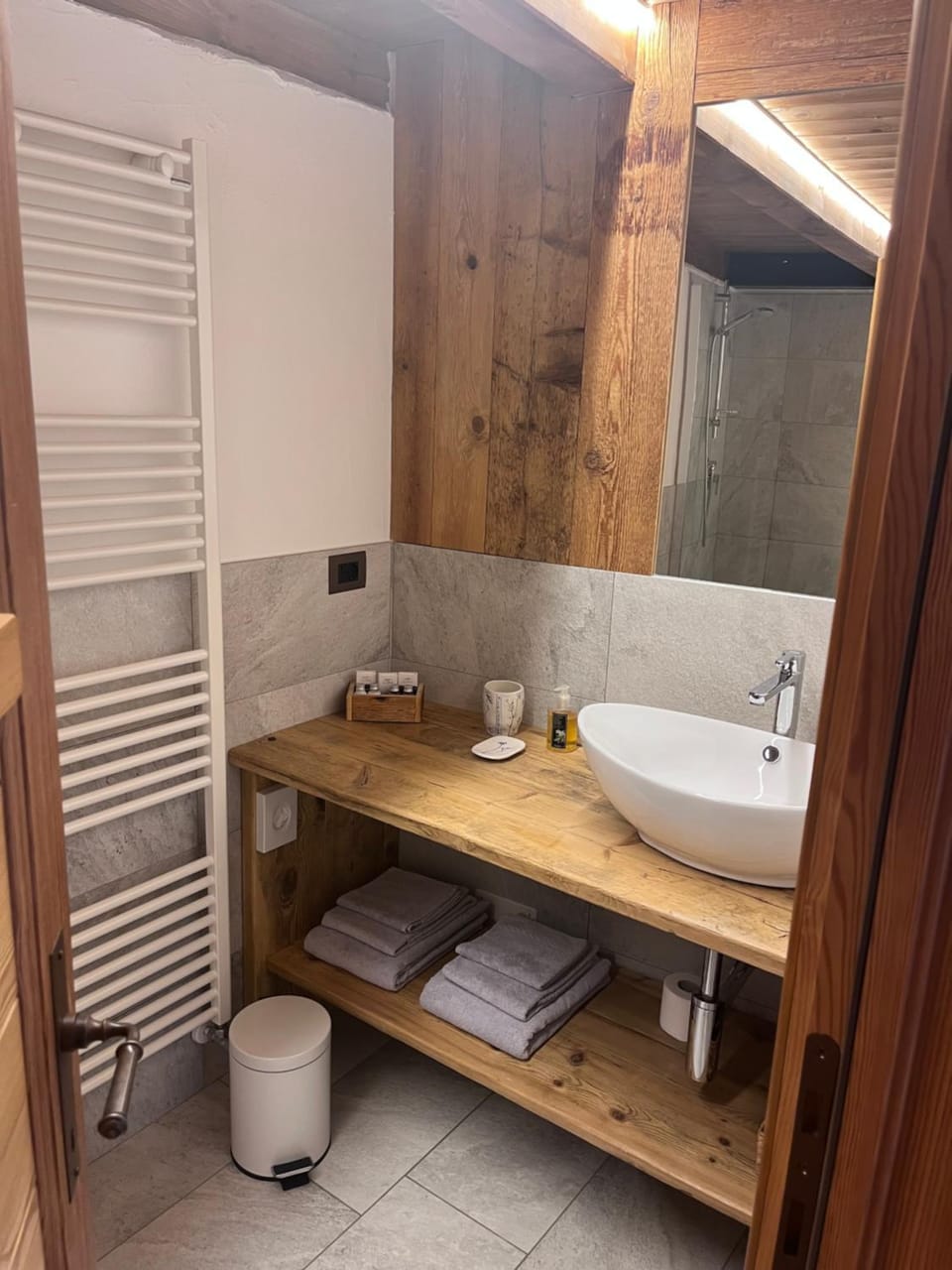 Bathroom, towels