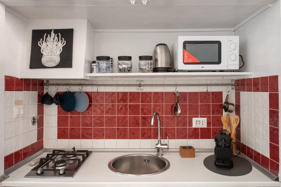 Coffee/tea facilities, Kitchen or kitchenette, stove