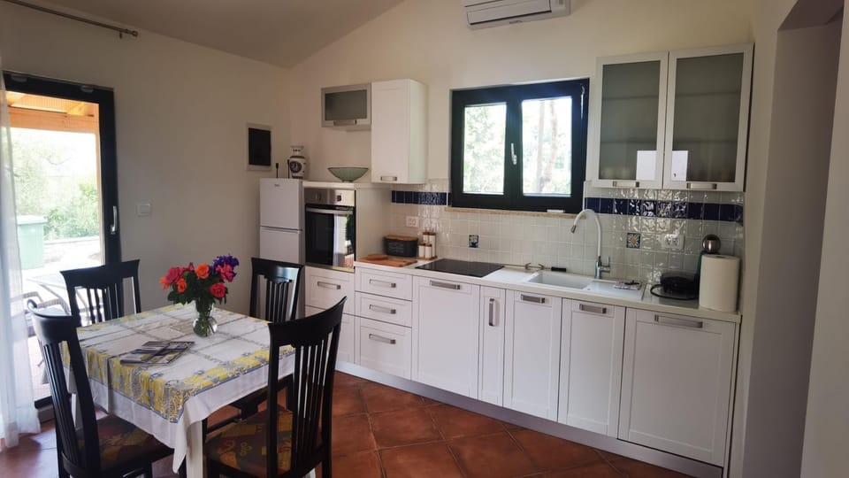 Dining area, kitchen