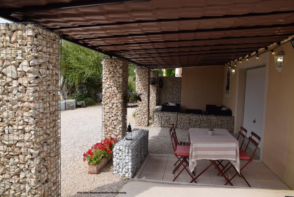 Seating area, Dining area