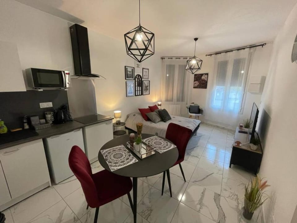 Kitchen or kitchenette, Living room, Seating area, Dining area, minibar, stove, toaster