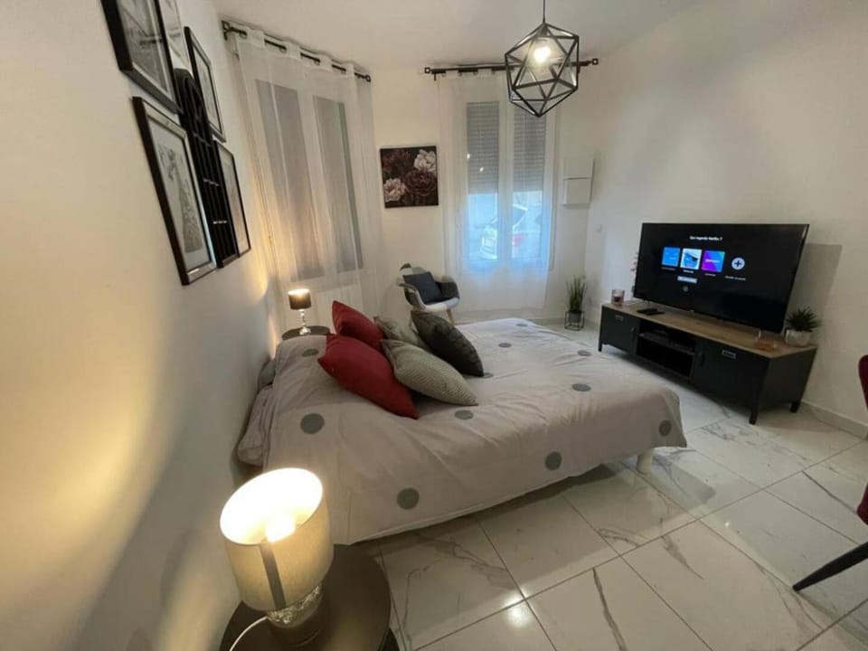 Communal lounge/ TV room, Bed, TV and multimedia, Living room, Photo of the whole room, Seating area, Bedroom
