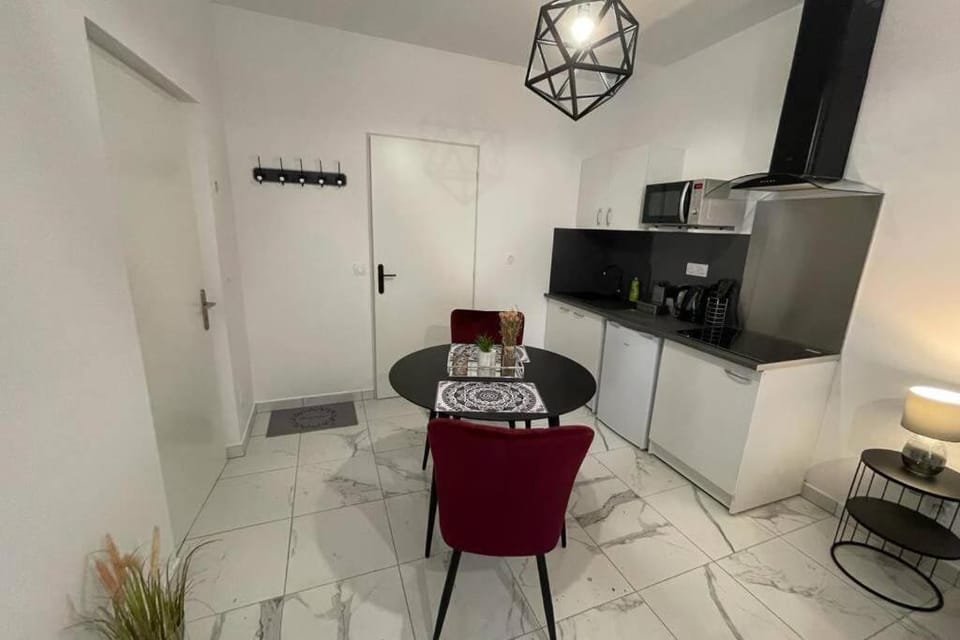 Kitchen or kitchenette, Dining area, minibar, stove