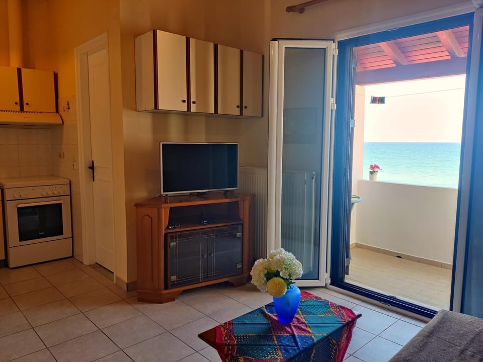 Communal lounge/ TV room, Sea view