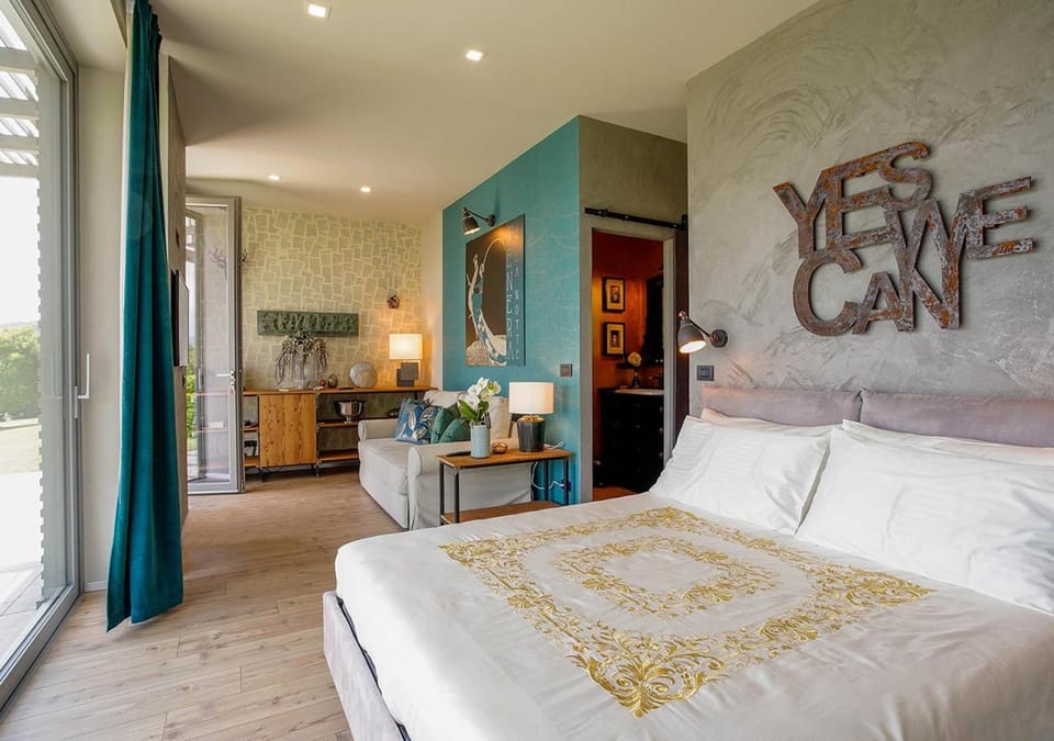 Bed, Photo of the whole room, Decorative detail, Bedroom
