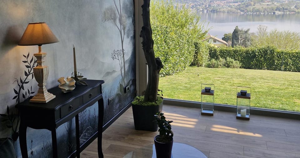 Living room, Garden view, Lake view