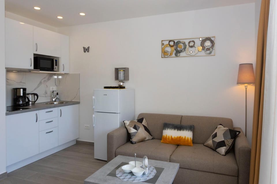 Kitchen or kitchenette, Living room, Seating area