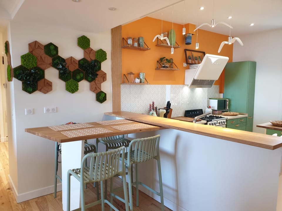 Kitchen or kitchenette, Dining area