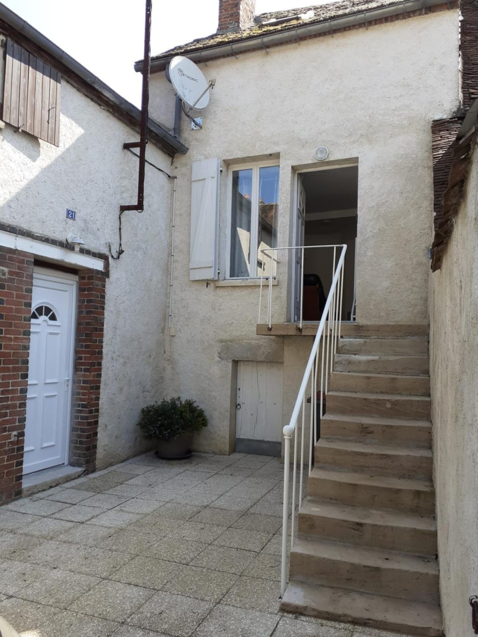 Patio, Facade/entrance