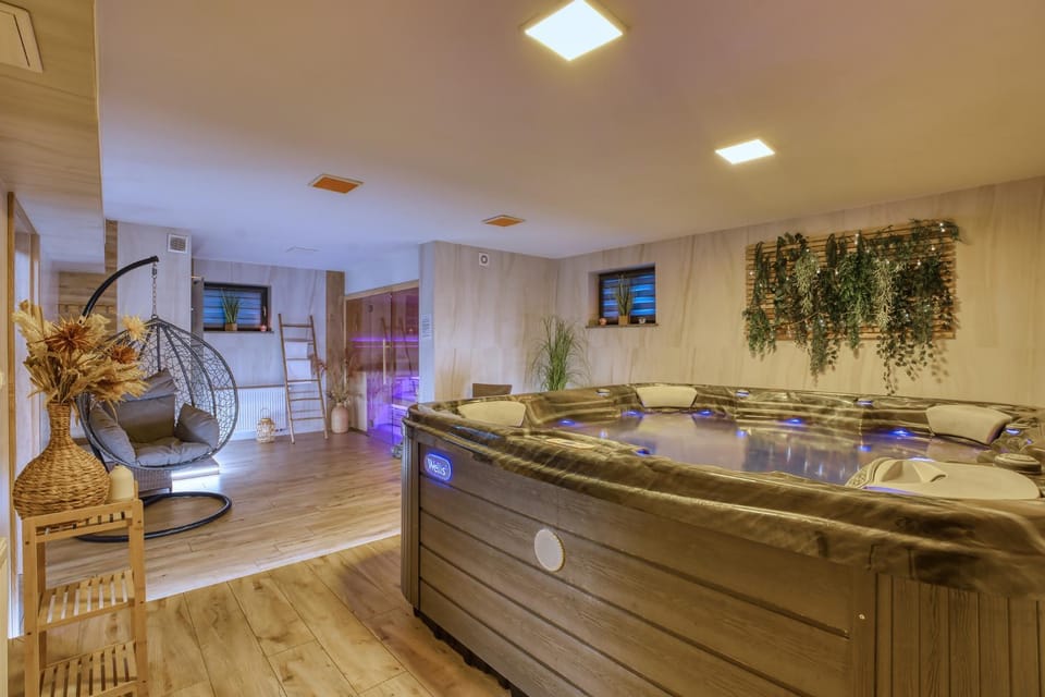 Hot Tub, Sauna
