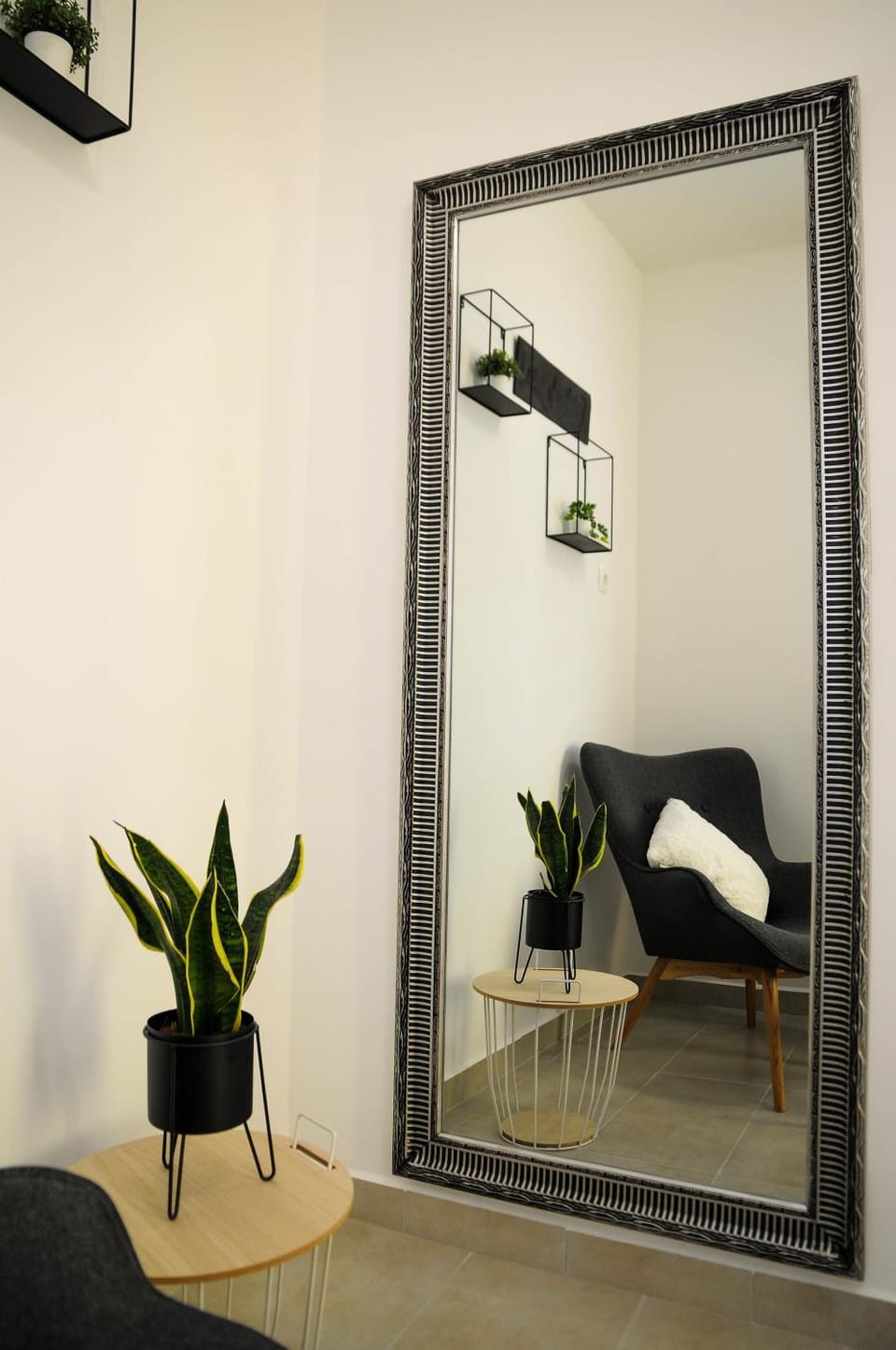 Apartman Gulliver in the center, 10 meters from the sea with private parking in natural shade Apartment in Istria County