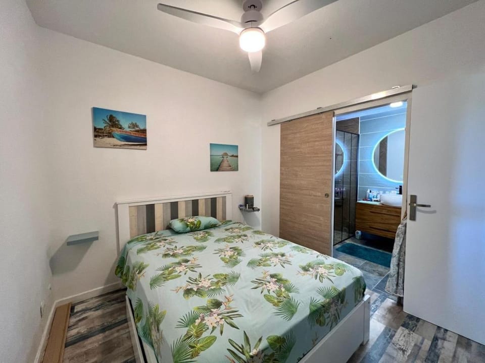 Photo of the whole room, Bedroom