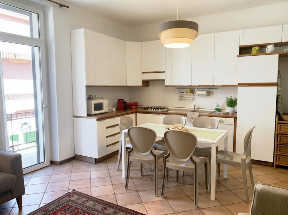 Kitchen or kitchenette, Dining area, stove