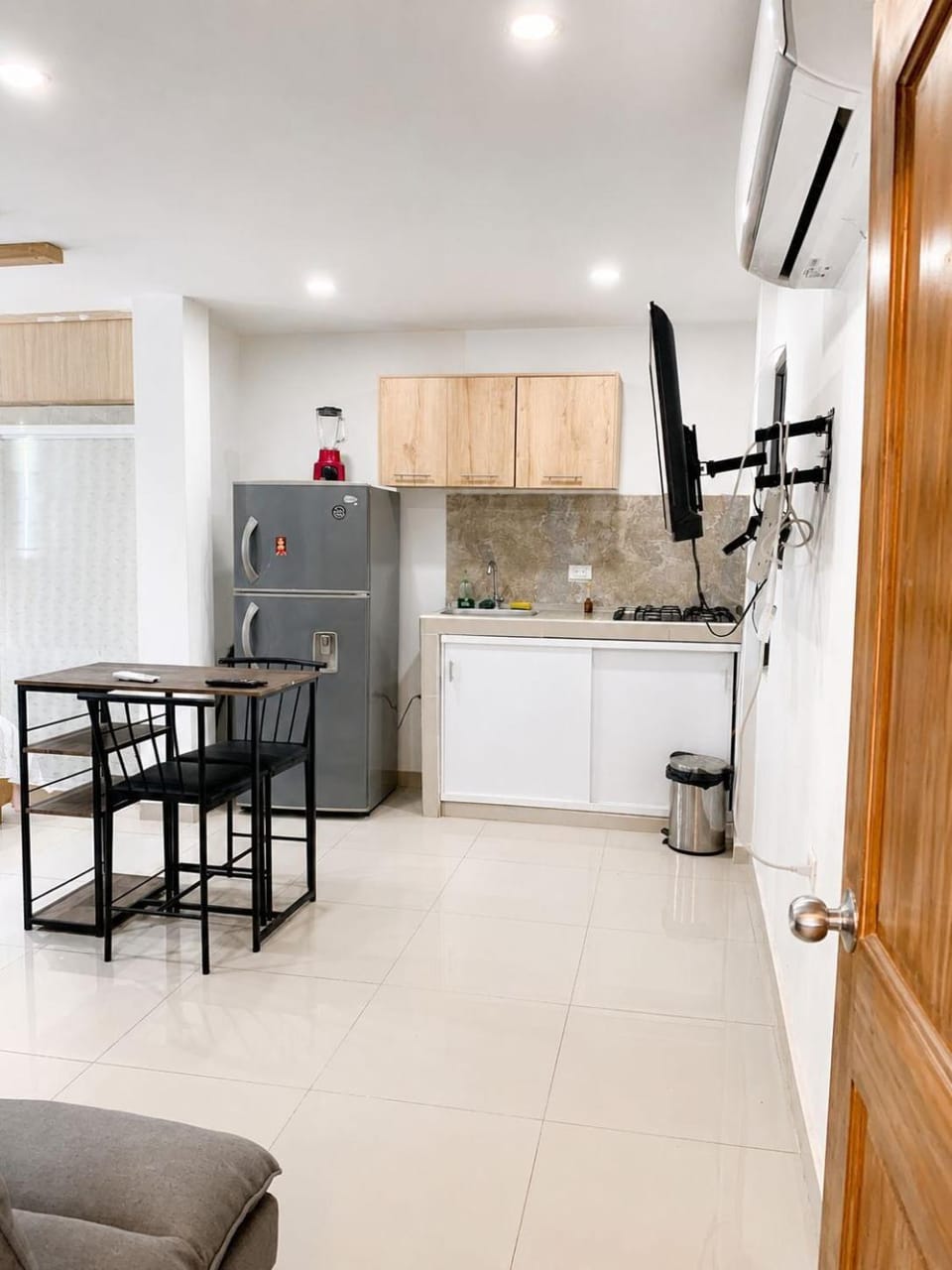 Estancias Aleli apartaestudio amoblado con cocina equipada para persona sola o pareja a tan solo 5 minutos de la terminal de transporte cerca del centro comercial chipichape 201 Apartment in Cali