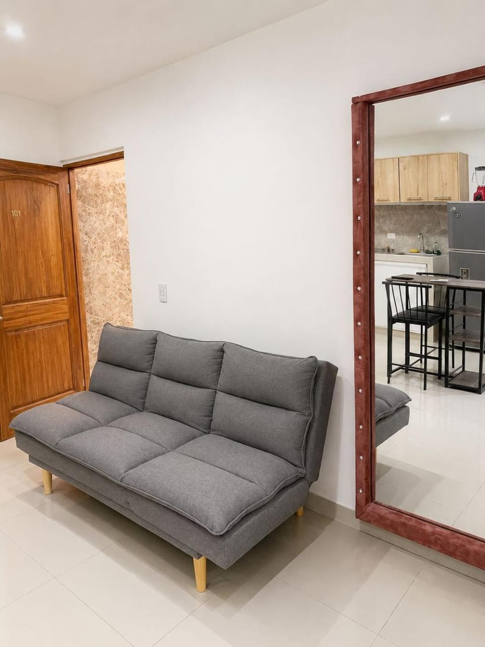 Estancias Aleli apartaestudio amoblado con cocina equipada para persona sola o pareja a tan solo 5 minutos de la terminal de transporte cerca del centro comercial chipichape 201 Apartment in Cali