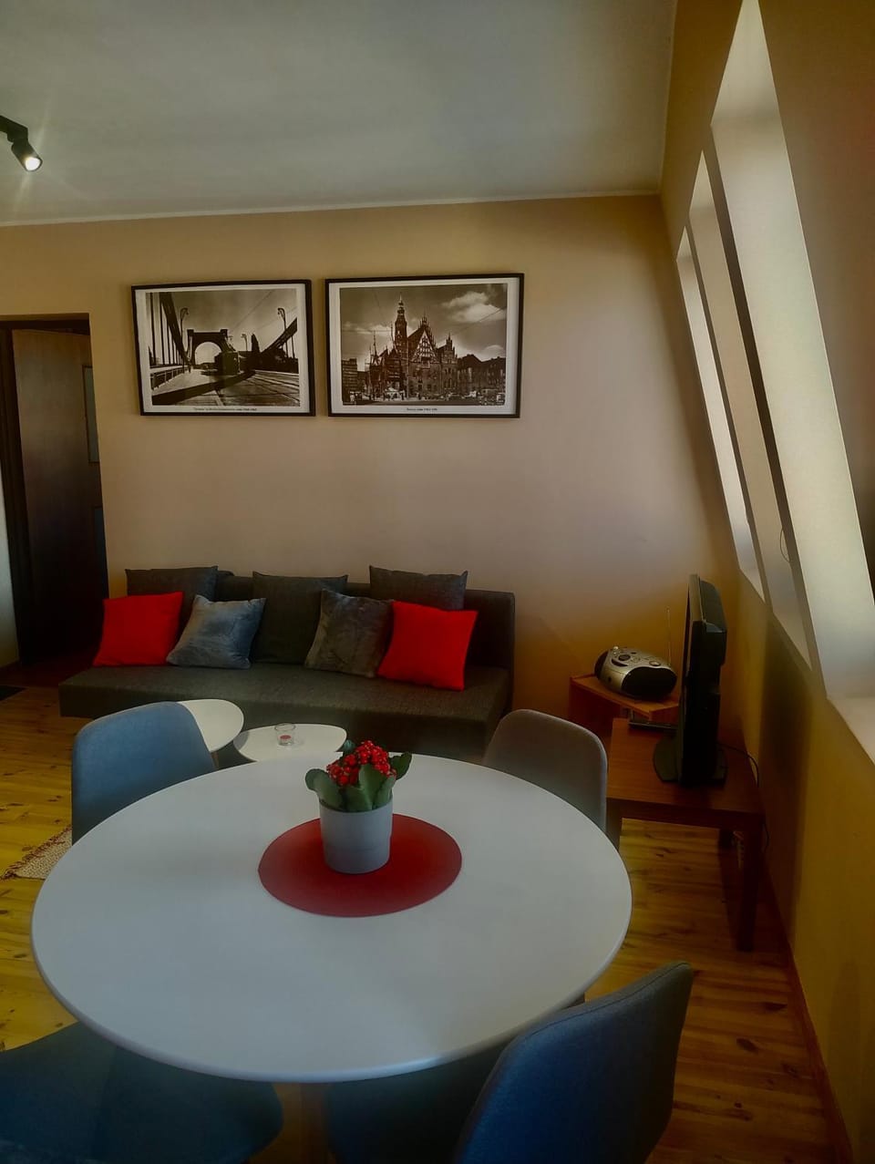 TV and multimedia, Living room, Seating area, Dining area