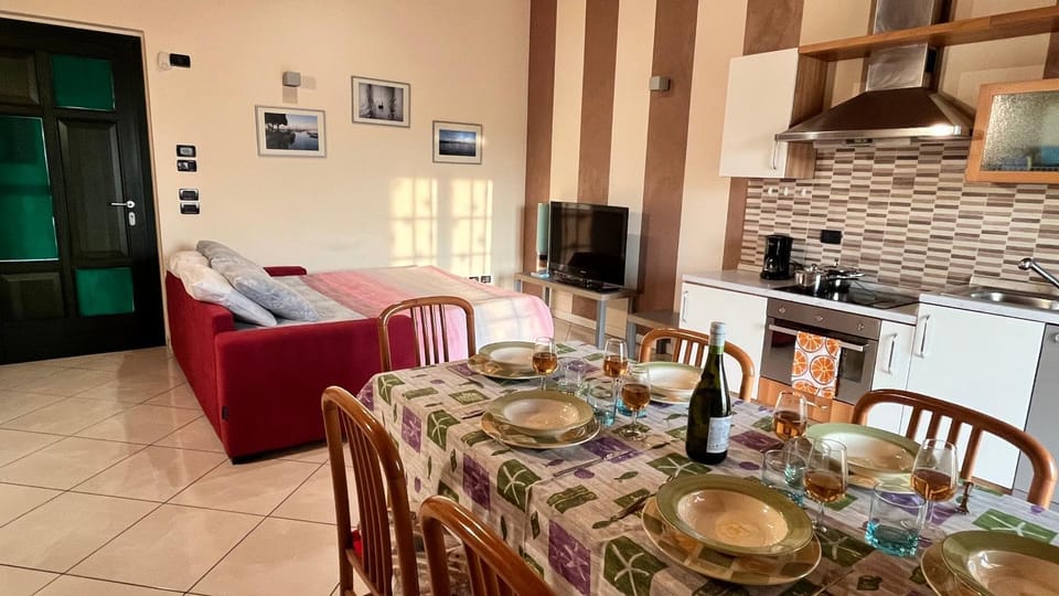 Kitchen or kitchenette, Living room, Seating area, Dining area