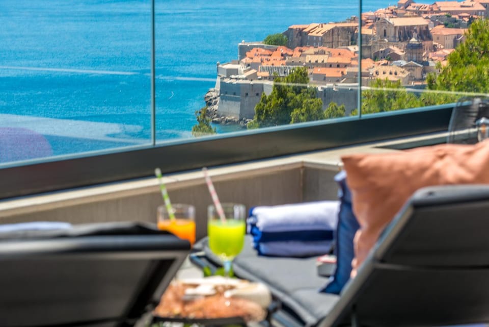 City view, Sea view