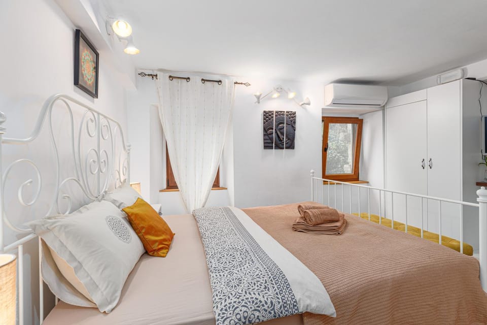 Bed, Photo of the whole room, wardrobe