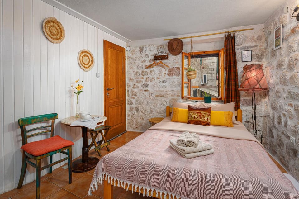 Photo of the whole room, Seating area