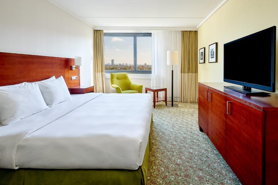 Bed, View (from property/room), Bedroom, City view, Quiet street view