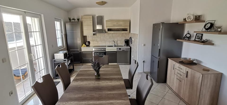 Dining area, kitchen