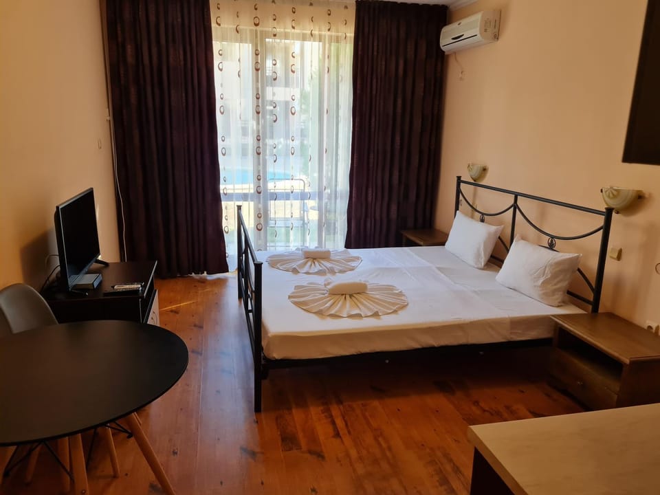 Bed, TV and multimedia, Living room, Photo of the whole room, Bedroom, towels, air conditioner