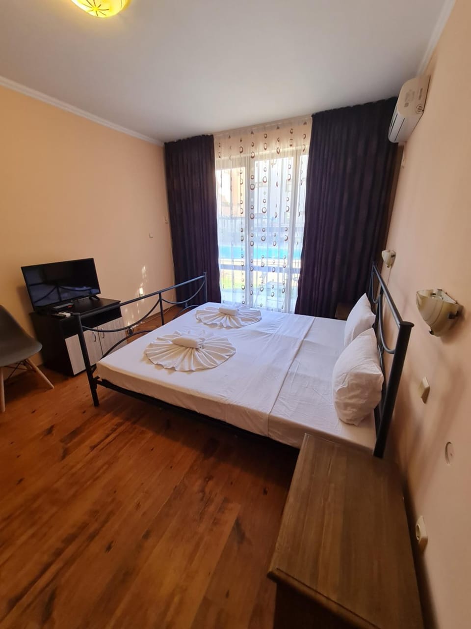 Bed, TV and multimedia, Photo of the whole room, Bedroom, hair dresser