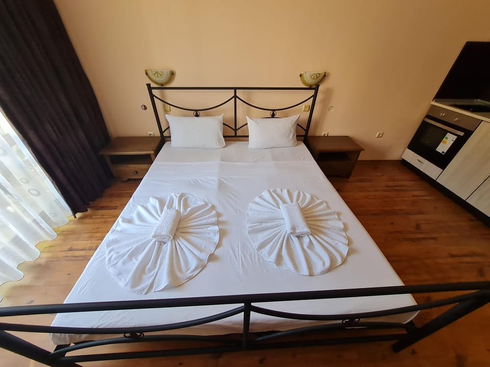 Bed, Photo of the whole room, Bedroom, towels