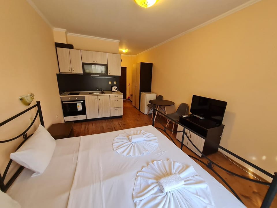 Bed, TV and multimedia, Kitchen or kitchenette, Photo of the whole room, Dining area, Bedroom, minibar, pet friendly, stove