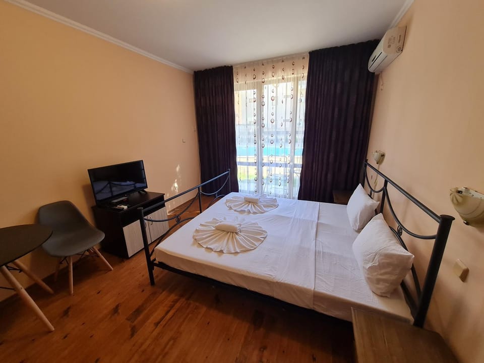 Bed, TV and multimedia, Photo of the whole room, Bedroom, hair dresser, towels