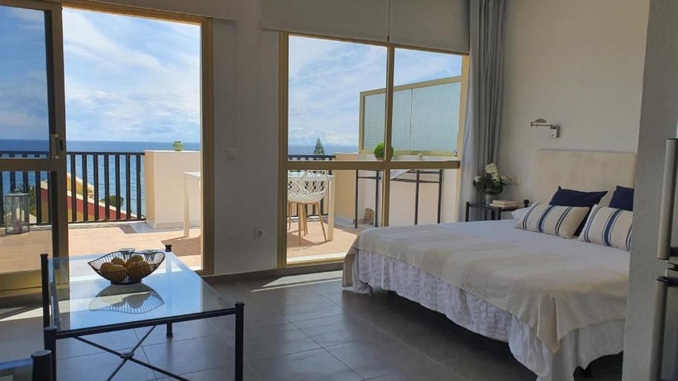 Photo of the whole room, Sea view