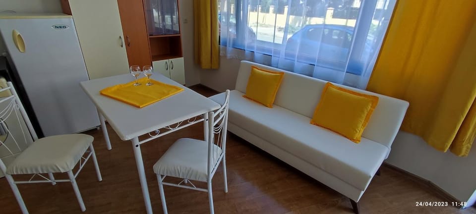 Kitchen or kitchenette, Living room, Seating area, Dining area
